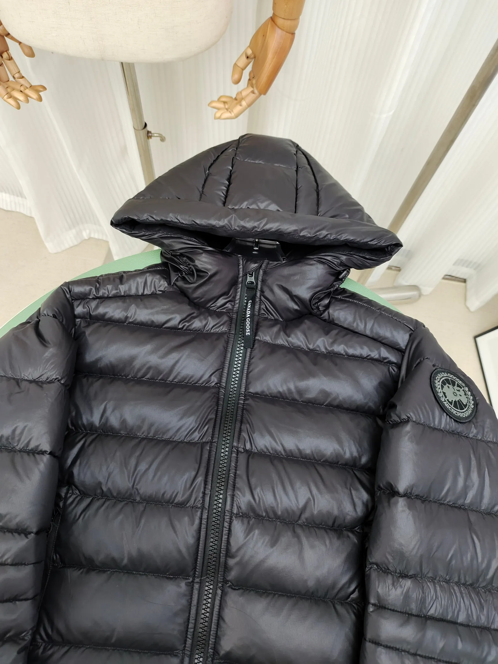 P860 ————2227MB model (high version) Canada goose Canada Goose Crofton hooded light down jacket, this is a down jacket suitable for late autumn and early winter: on cold and rainy mornings, it can be used as a layer of warmth inside the rainproof jacket, and can be worn alone in the late autumn and early winter with a little bit of coolness. Filled with white duck down. The Crofton Hooded Jacket is a versatile, lightweight and versatile piece that even packs itself in for easy transport. The inner layer has removable elastic straps, making the jacket easy to carry on the shoulder and hands-free. 2 zippered hand pockets with fleece fabric on the knuckle side for softness and warmth. Color: black with black label, black with red label, ocean blue, superoxide blue, silver birch red label, silver birch black label Size: XS-2XL